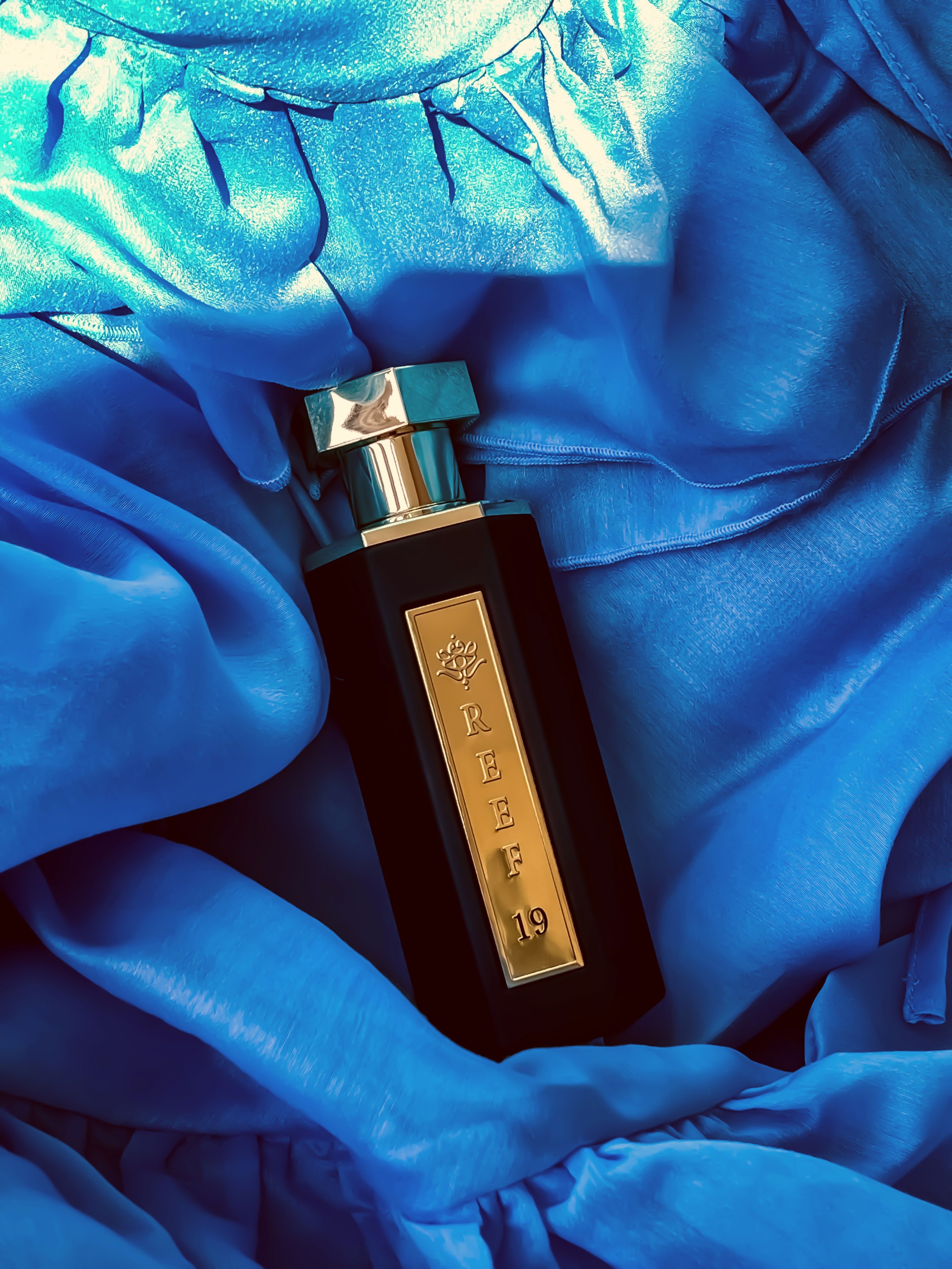 Flacon de parfum pe mătase albastră